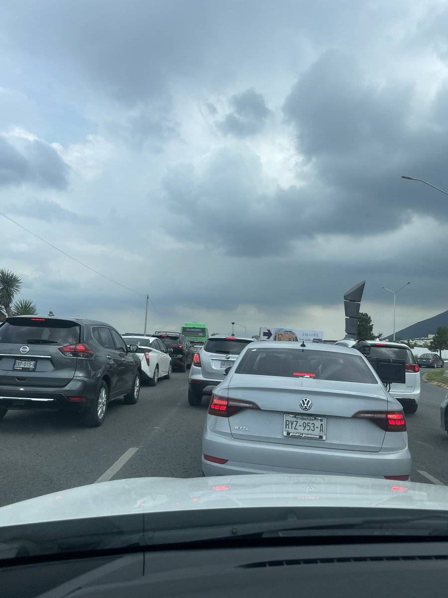 ClauRiosH's tweet photo. Imposible el trafico a la hr de comer en #leones #cumbres. Porque cambian el carril de contraflujo en la hora de salida de los colegios de la zona!?!? solo 1 carril para miles de vehículos que transitan al ote!! 
@Cicmty @Mty_Leones @info7mty @CumbresMty @samuel_garcias https://t.co/JuWRFdui8A