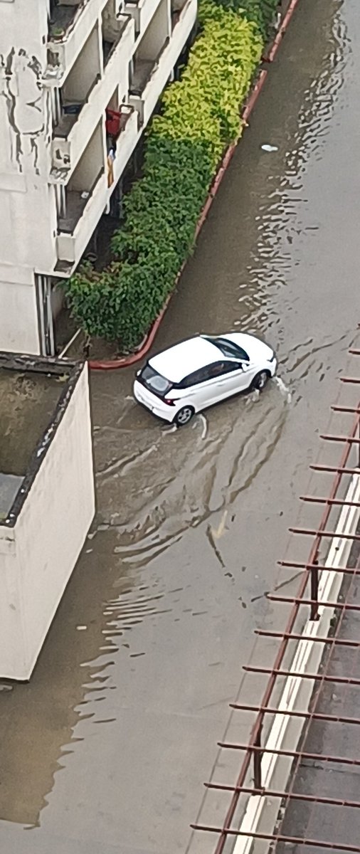 nigamaks's tweet photo. It's rainy season , and for haryana the water logging situation is a normal situation. Its Ansal Royal Heritage sec 70 Faridabad which is submerged just by 1 hour rainfall. Even the lifts are getting leaked. Our builder Mr. Gupta has nothing to say about this.#ansalroyalheritage https://t.co/NyoRCOGx7v