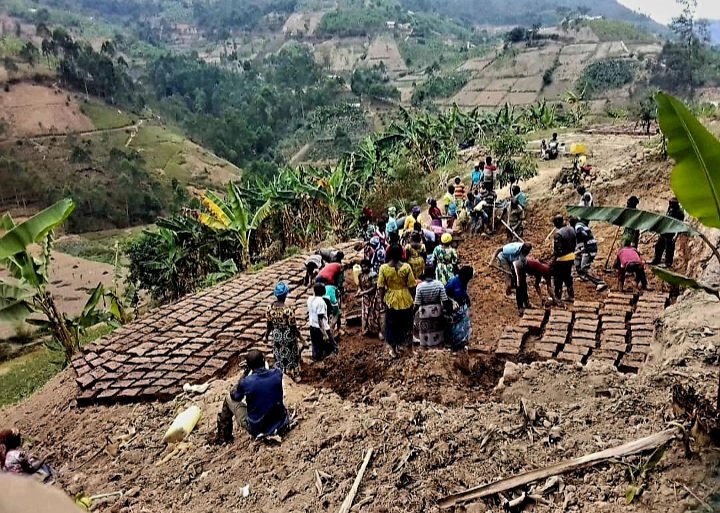 Abaturage ba <a href="/GashenyiSector1/">GASHENYI Sector Official Page</a> barashimirwa uburyo bari gufasha bagenzi babo hagamijwe gukemura ibibazo bibangamiye imibereho y'abaturage <a href="/GakenkeDistrict/">Gakenke District</a>