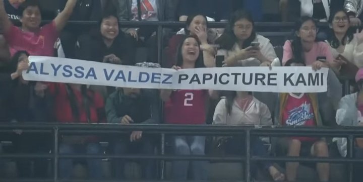 naglalaro man o hindi, si alyssa valdez parin ang hahanap-hanapin. 👑