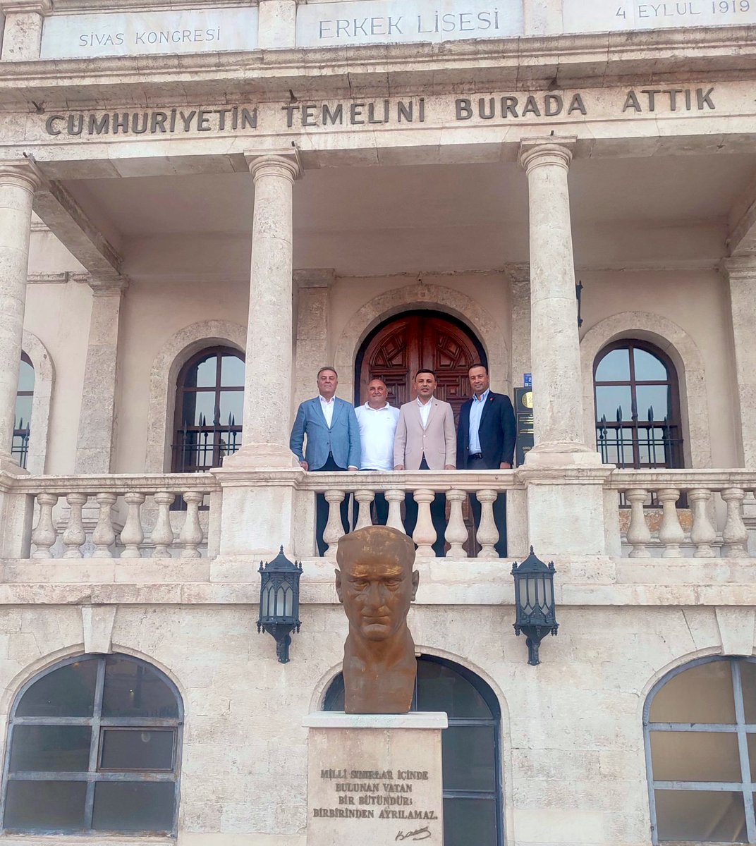 Hodri meydan!

Bugün size Kurtuluş Savaşımızın en önemli durağından, vatanın kurtuluşunu, Cumhuriyetin Kuruluşu’yla taçlandıracak olan hayati kararların alındığı Sivas’tan sesleniyorum. 

105 yıl önceden, savaş koşulları içinde “Egemenlik kayıtsız şartsız milletindir.”