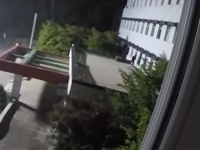 오른쪽 2층에 사람이 있다고 ..