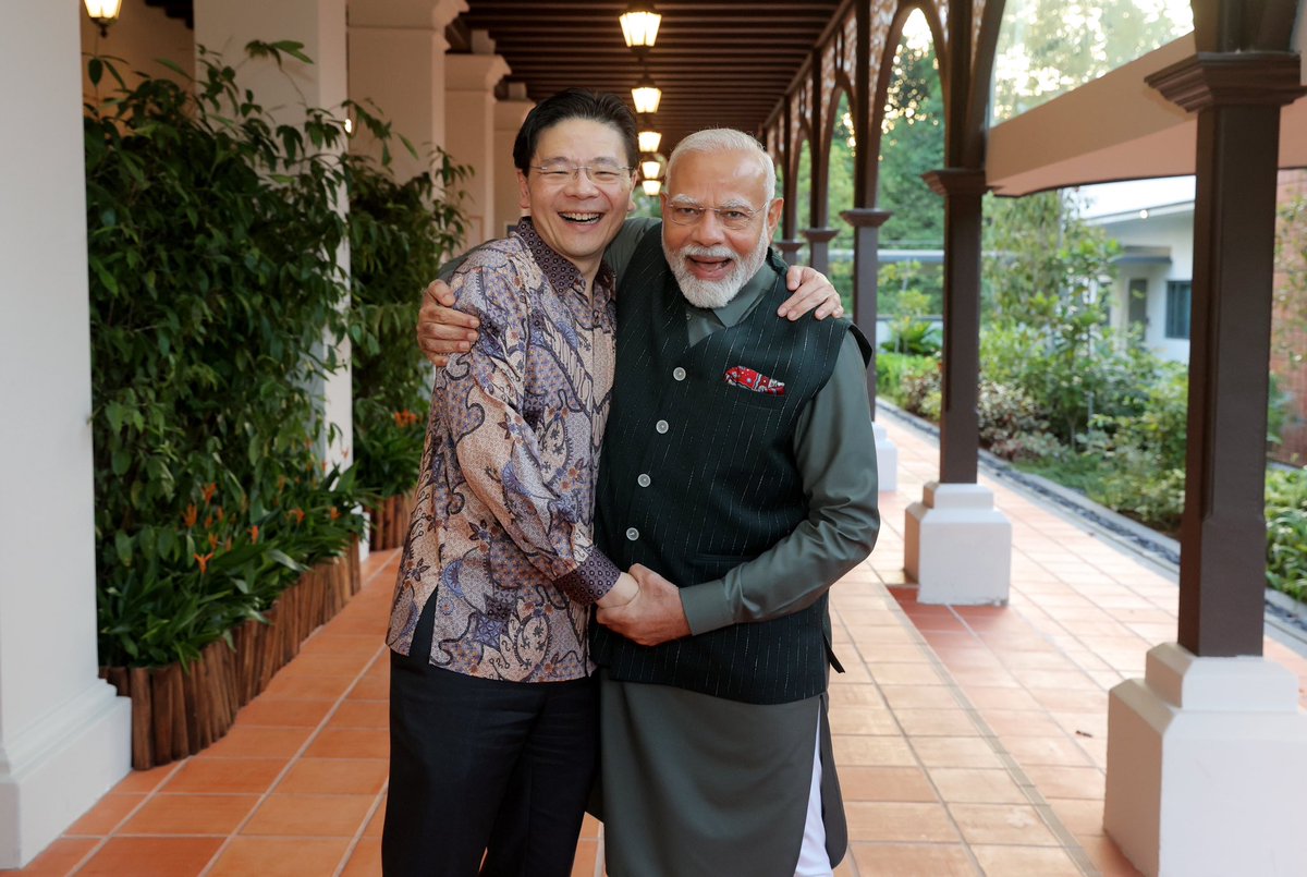 Welcome PM <a href="/narendramodi/">Narendra Modi</a> to Singapore! Delighted to have the chance to catch up over a meal at the Istana, before the official meetings tomorrow.