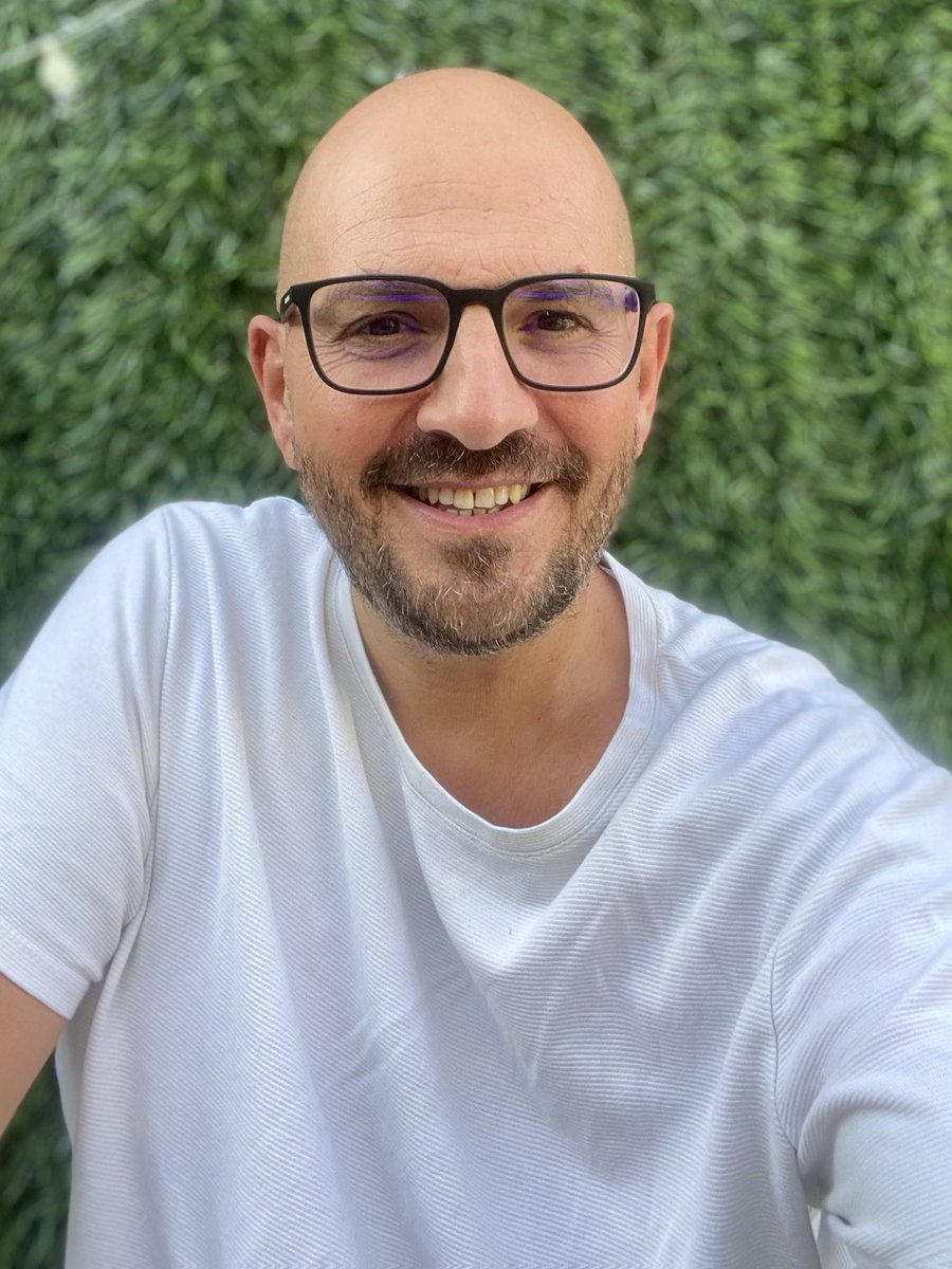 J’étais rond, chauve à lunettes. vendeur de voitures, un contrat chez Yahoo, une offre de FranceFoot et ma bouille, parfois, à la Tv.

J’ai eu des galères de santé. 
Plus rien n’est d’actualité ( par choix ou subis) … sauf chauve à lunettes !