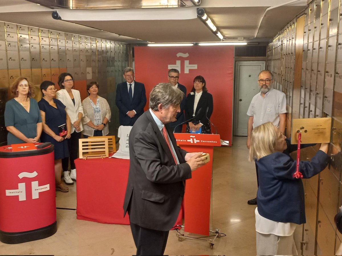📷 En el dia de centenari del naixement de Vicent Andrés Estellés, la presidenta de l’AVL, Verònica Cantó, la secretària de la institució, Immaculada Cerdà, i l'acadèmica Àngels Gregori assistixen a l’acte del depòsit del llegat del poeta en la Caja de las Letras <a href="/InstCervantes/">Instituto Cervantes</a>