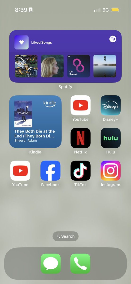 simplicity5708's tweet image. My Home Screen just rearranged itself and doubled apps ? Hello ?? @Apple literally wasn’t touching my phone.