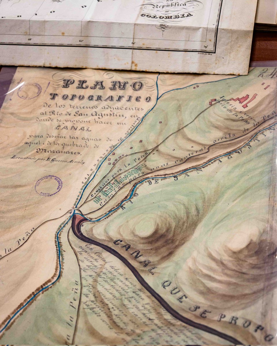 BibliotecaNalCo's tweet photo. 🗺 Mapas, mapas y más mapas.
La #BibliotecaNacional presenta esta semana su #TiempodeMapas, un ciclo cartográfico para abrir la mirada.
Ayer se llevó a cabo una visita guiada por la mapoteca de la biblioteca, enfocada en mapas de Colombia. Este es un proyecto colaborativo interdisciplinar de la BNC, dedicado a la recolección, preservación, investigación y difusión del patrimonio cartográfico colombiano.
Te invitamos a seguir conectado con la programación de Tiempo de mapas y a solicitar una visita guiada por la mapoteca, para grupos a partir de cinco personas, en el correo serviciosbnc@bibliotecanacional.gov.co
#CuidamoslaMemoria