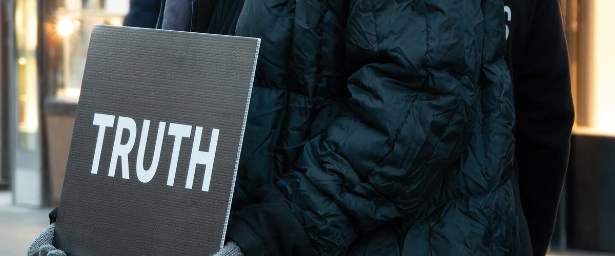 Nel nuovo #film di #MarcoTullioGiordana "La vita accanto", il tema del #nascondimento e della #verità si intrecciano profondamente facendoci riflettere anche sulla nostra esistenza.Di Francesca Plesnizer --> lachiavedisophia.com/nascondimento-…

#LaChiavediSophia #cinema