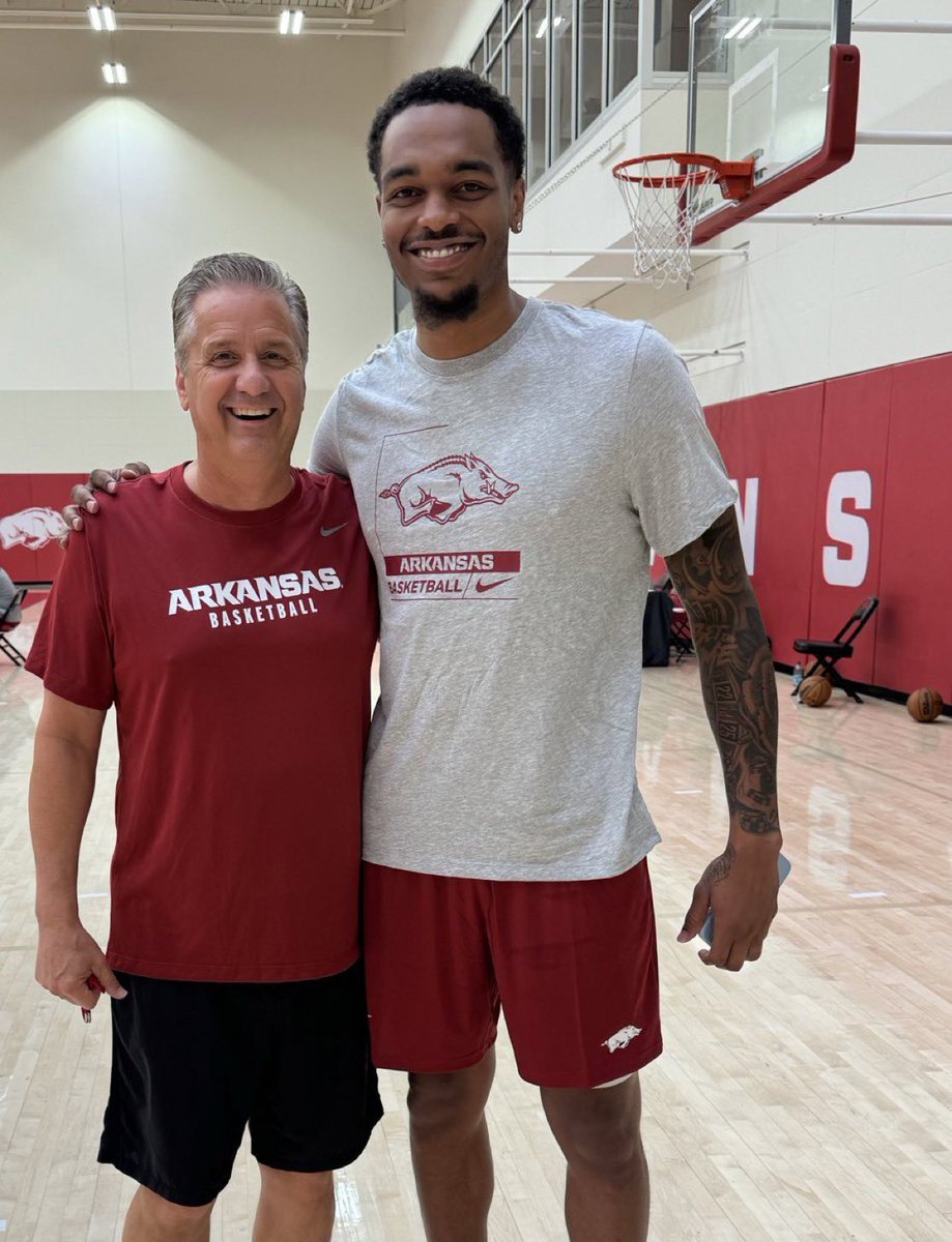 CBKReport's tweet photo. PJ Washington rocking Arkansas gear with Coach Cal 👀 https://t.co/MyyXAlJ3p3