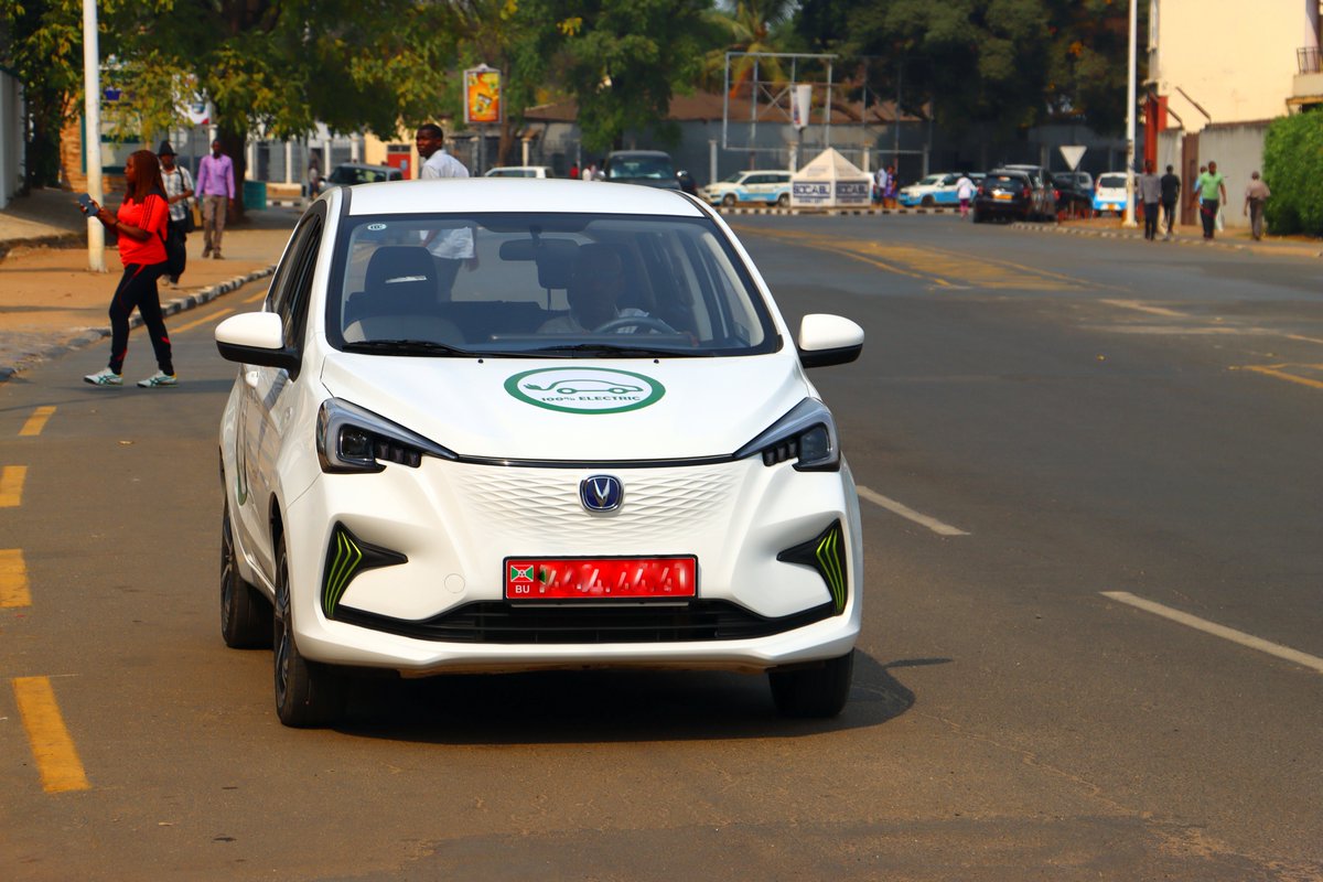 EnabelauBurundi's tweet image. 100% électrique et 100% rechargeable à l’énergie solaire, c’est possible au #Burundi! Depuis cet été, deux voitures électriques de @EnabelauBurundi circulent dans la ville de #Bujumbura. Un petit pas vers un avenir plus durable et plus vert. #EnablingChange #ActForImpact