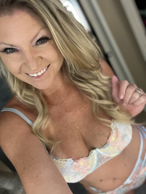 Happy hump day ! 🍑 front and back 💋 do you like stockings ? https://t.co/jsS8yCjb4m<a href="/tag/realloyalfans"class="tags"><span>#realloyalfans</span></a>