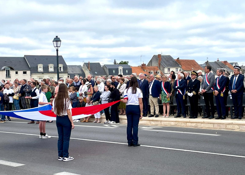 Prefet86's tweet photo. #80ansLibération |  🇫🇷 Le sous-préfet Christophe Pecate a présidé les cérémonies du 8⃣0⃣e anniversaire de la Libération de #Châtellerault au commissariat de Châtellerault et sur le pont Henri IV en commémorant  l'action du sous-prefet WILTZER et des forces locales de la libération
 📸Une cérémonie scénographiée par la Ville de Châtellerault associant la jeunesse et les associations locales qui a obtenu le label @Mission80ans

➕d'informations ici https://t.co/8m3LUbhQnQ