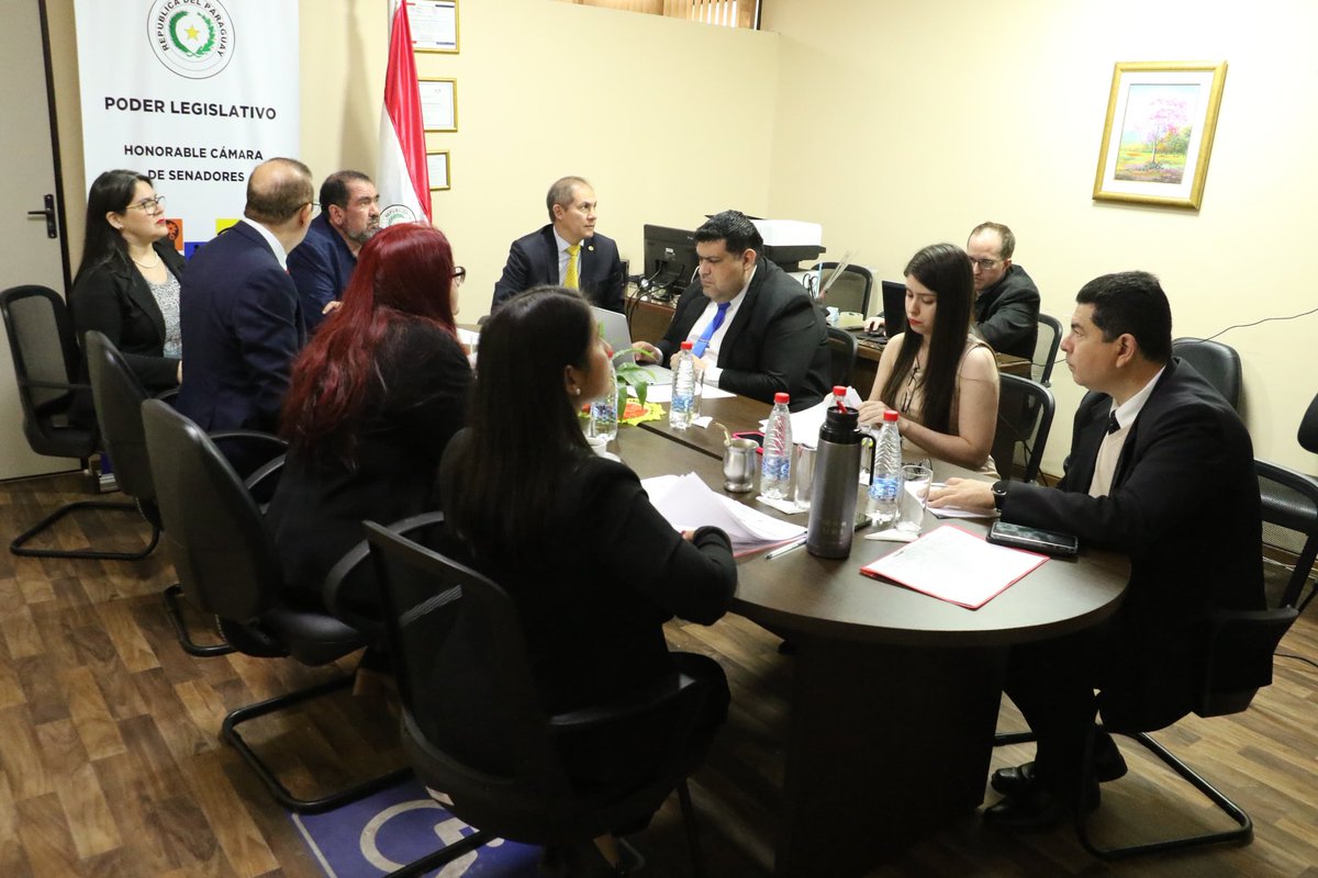 Presidida por el senador <a href="/EdgarLopez2018/">Edgar López</a>, se reúne de manera presencial y virtual la Comisión de <a href="/compcdsenadopy/">Comisión Personas con Discapacidad Senado Py</a>, asiste el senador miembro Erico Galeano.

📍Sala de reuniones de la Comisión, segundo piso.

#SenadoPy