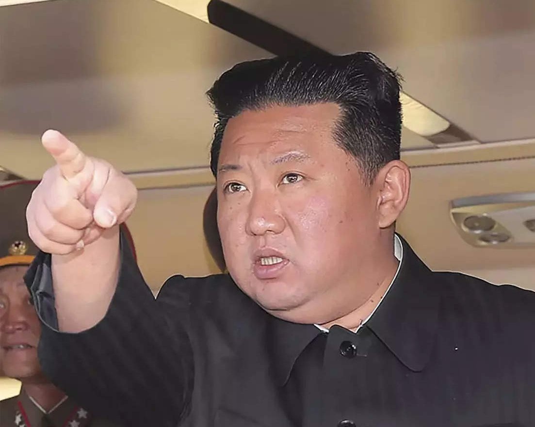 उत्तर कोरिया से चौंकाने वाली खबर!

30 अफसरों को किम जोंग ने सुनाई फांसी की सजा!

बाढ़ और लैंडस्लाइड के हालात को संभालने में नाकाम रहने के कारण 30 अफसरों को मौत की सजा सुनाई गयी।

तानाशाह के आदेश के तुरंत बाद पर इन सभी अधिकारियों को फांसी दे दी गई।

एक साथ 30 अफसरों को दे दी गयी