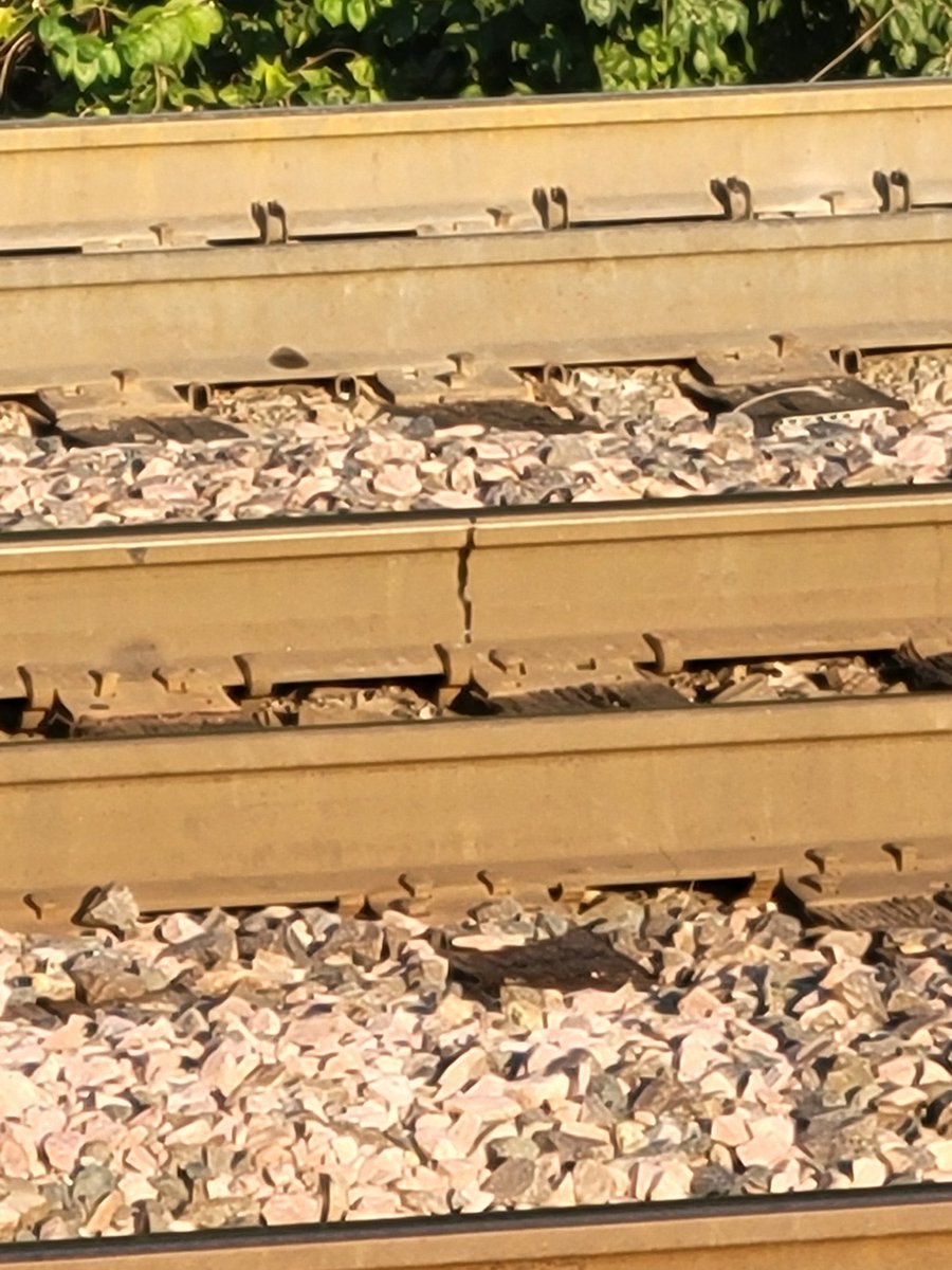raycemonahan's tweet photo. @UnionPacific You may have a cracked rail just north of Council Bluffs. https://t.co/D4GZyUdh0T