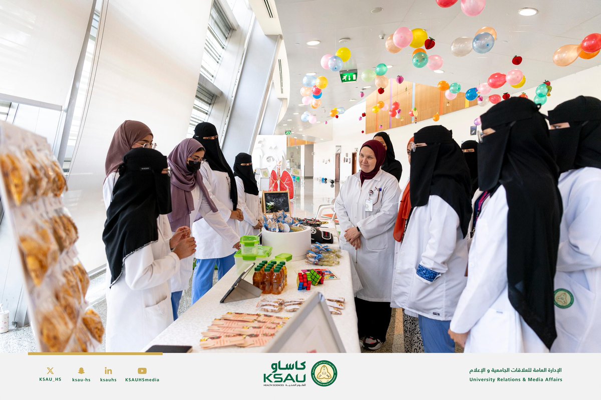 KSAU_HS's tweet photo. ضمن جهود الجامعة لتعزيز الصحة واللياقة البدنية، نظمت كلية التمريض بالمدينة الجامعية بالأحساء، وبالتعاون مع عمادة شؤون الطلاب ومشاركة نادي وقت اللياقة وأكاديمية متنفس الدراسة برنامج رياضي توعوي تحت مسمى ملعقة من العافية، هدف النشاط إلى تسليط الضوء على العلاقة بين تناول الغذاء المتوازن والنشاط البدني في تحسين امتصاص القيم الغذائية وزيادة مستوى اللياقة كما تضمن البرنامج مهارات عملية للتعامل مع الحالات الطارئة أثناء ممارسة الرياضة.

#كاساو
#جامعة_لصحة_وطن