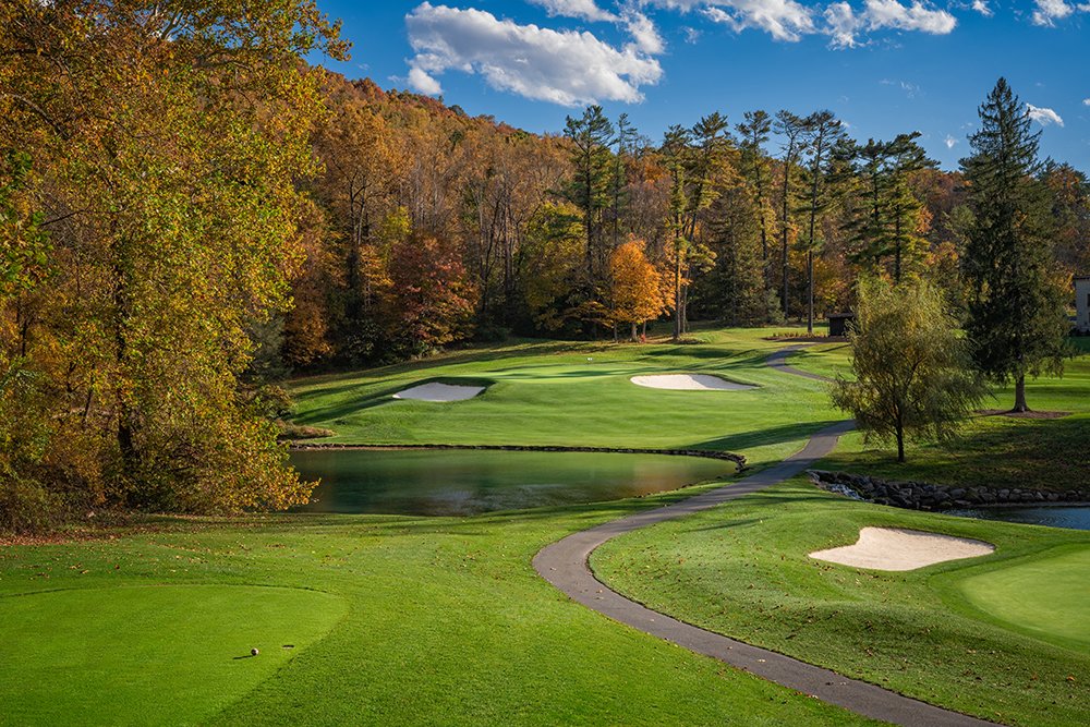 As the summer season wanes and temperatures begin to change around the country, our co-hosts share their top courses to play during the fall on this episode of the LINKS Golf Podcast  

🎧: linksmagazine.com/our-favorite-f…