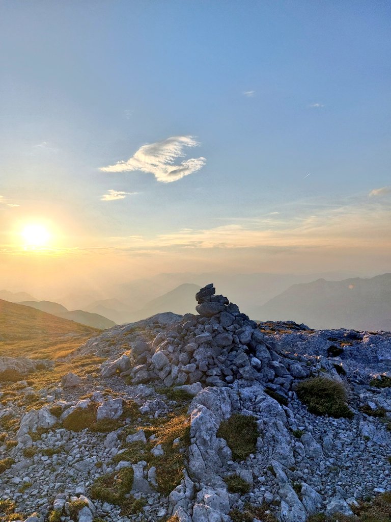 burger_magda's tweet photo. Ich bin gestern gemeinsam mit @AlexEriksroed am Hochschwab in mein neues Lebensjahr gestartet - einen besseren Geburtstag hätte ich mir nicht vorstellen können 🥰 #grateful #hiking ⛰️🇦🇹 https://t.co/MuZKJoYfnU