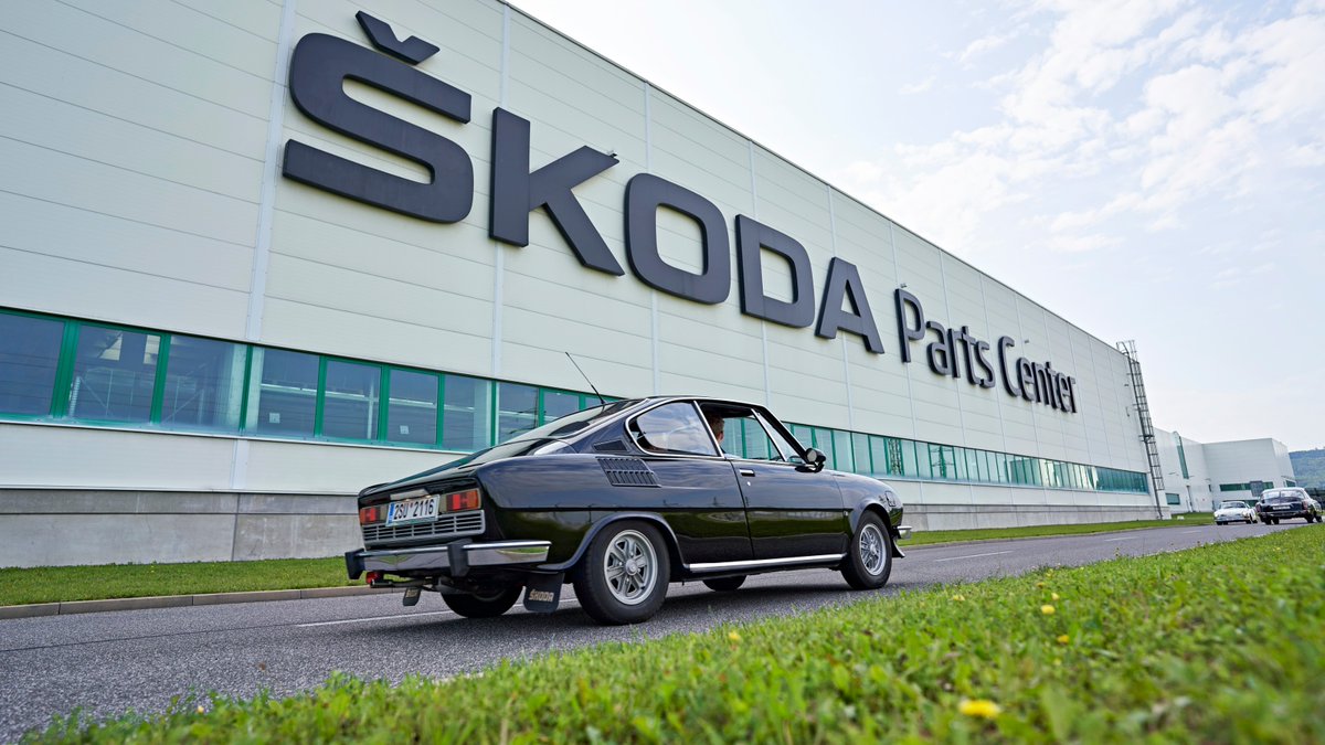 skodaautonews's tweet photo. Last Saturday, 212 crews with historic and vintage cars participated in the 11th Škoda Classic Tour, starting and ending in Mladá Boleslav! The 126 km route included a drive through #Skoda’s main production plant with a unique stop at the Škoda Parts Center and Škoda's testing polygon in Úhelnice.
Read more: https://t.co/CpE3tRffe7