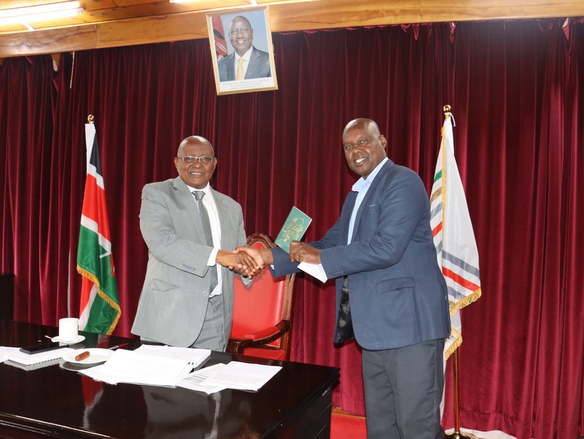 egertonunikenya's tweet image. The University Management Board honored Mr. Kipng'etich Cherono today on his retirement. As Deputy Registrar in the Office of the Registrar, Human Capital &amp;amp; Administration, he played a key role in University Council matters. VC Prof. Kibwage expressed appreciation for his service