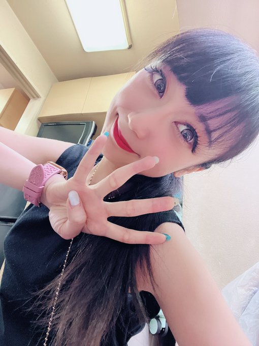 渋谷さん4日目💖アゲハ姐さんお誕生日🦋ありがとうございます❣️ずっっっと賑やかでお客様皆様幸せそうで、最高でした🥹素敵な空間に私も存在できて光栄です✨2枚目の写真のお菓子、お姐さんがおすそ分けしてくださったんだけど衝撃的においしかった😳食べた瞬間目がまん丸になったよー🤤🤤🤤