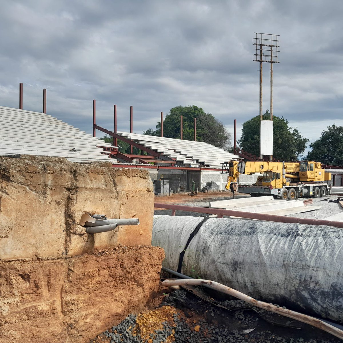 Así luce actualmente el estadio Rico Cedeño de Chitré, provincia de Herrera.

Por lo que se ve, tampoco se jugaría el béisbol juvenil 2025 en este recinto.

Respeten al béisbol herrerano. Cinco años con estas adecuaciones y nada. Lamentable.

Punto y pelota. #MentiraNoEs 🐐💣