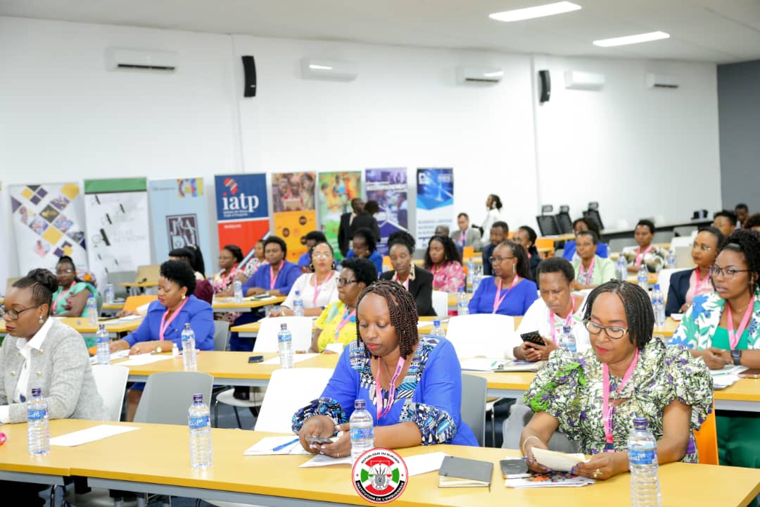 OmbudsmanBI's tweet image. Poursuivant son allocution, l'Ombudsman rappelle que le @BurundiGov encourage et soutient la participation de la femme dans le secteur privé,source de création de richesses et d'emploi mais aussi d'une croissance économique forte et durable. #Burundi