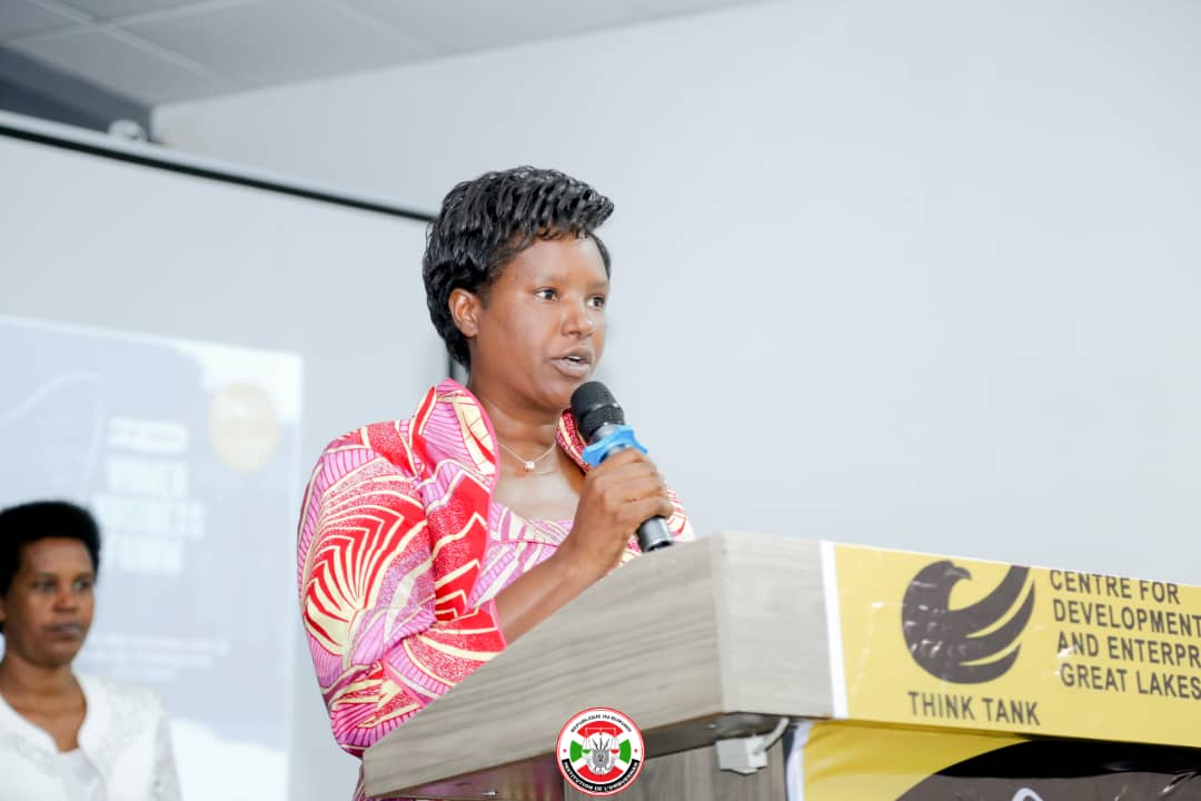 OmbudsmanBI's tweet image. Poursuivant son allocution, l'Ombudsman rappelle que le @BurundiGov encourage et soutient la participation de la femme dans le secteur privé,source de création de richesses et d'emploi mais aussi d'une croissance économique forte et durable. #Burundi