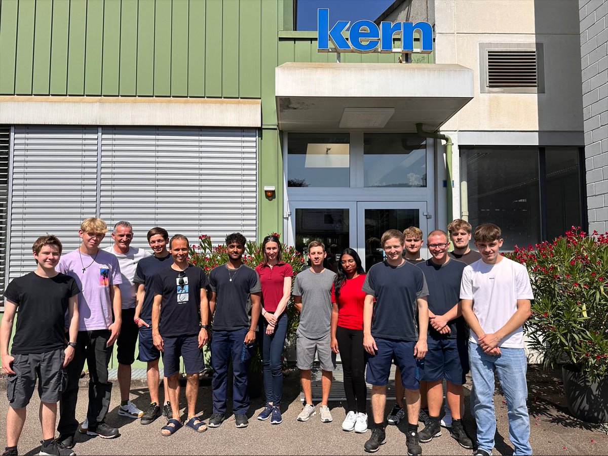 kern_group's tweet photo. Perfektes Pizza-Mittagessen mit unseren aktuellen, neuen und ehemaligen Lernenden! 🌞🍕 Bei strahlendem Wetter gab es nicht nur leckere Pizza, sondern auch tolle Gespräche und Erinnerungen. Schön, dass wir diesen Moment gemeinsam genießen konnten! https://t.co/kHajodK79J
