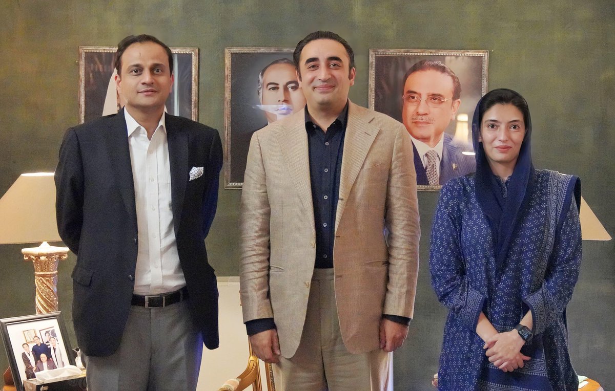 اسلام آباد: پاکستان پیپلزپارٹی کے چیئرمین بلاول بھٹو زرداری اور بی بی آصفہ بھٹو زرداری سے کراچی کے میئر مرتضی وہاب نے زرداری ہاؤس میں ملاقات کی اور کراچی میں جاری ترقیاتی کاموں سے متعلق بریفنگ دی۔
<a href="/BBhuttoZardari/">Bilawal Bhutto Zardari</a> 
<a href="/AseefaBZ/">Aseefa B Zardari</a> 
<a href="/murtazawahab1/">Murtaza Wahab Siddiqui</a>