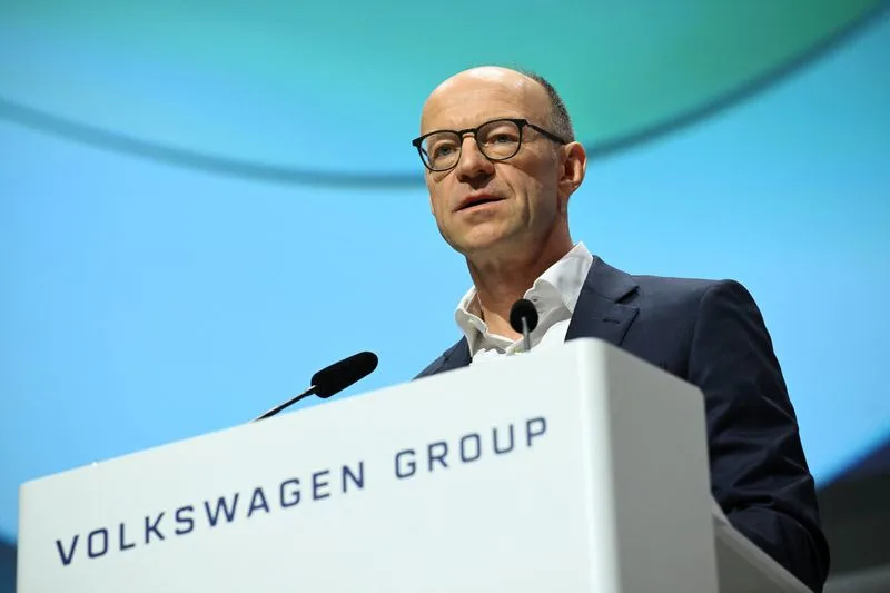 alojoh's tweet photo. VW Group's CFO spoke to employees today: "We still have a year, maybe two years, to turn things around. But we have to make use of this time."

"Simultaneously, we need to reduce the complexity of our processes and leverage even more group synergies."

"We have been spending more money at the brand than we earn for some time now. That doesn't go well in the long term. If we carry on like this, we won't succeed in the transformation."

"It is our joint responsibility to improve the cost efficiency of the German sites in particular. We need to increase productivity and reduce costs."