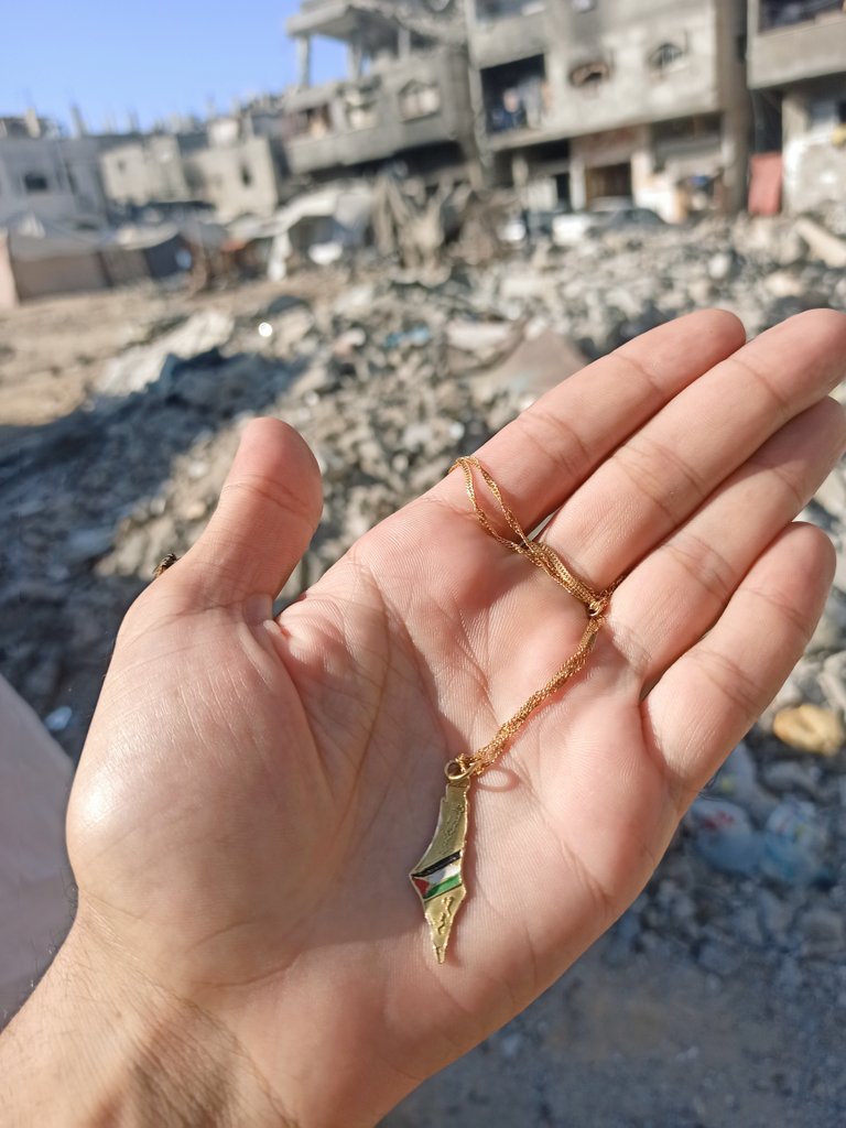 السلسال هذا ذهب اشتريتوا قبل الحرب بكم يوم ضاع مني اول ايام الحرب لقيتو بالصدفة ما كنت مصدق عيوني لما شفت السلسال.. جبتو هدية لأعز انسانة على قلبي كنت عاملو مفاجأة الها بس فرقتنا ظروف الحرب وبعدنا عن بعض، بس للأسف هي استشهدت وراحت وانا لقيت السلسال اللي كان نفسي أهديها اياااااه.