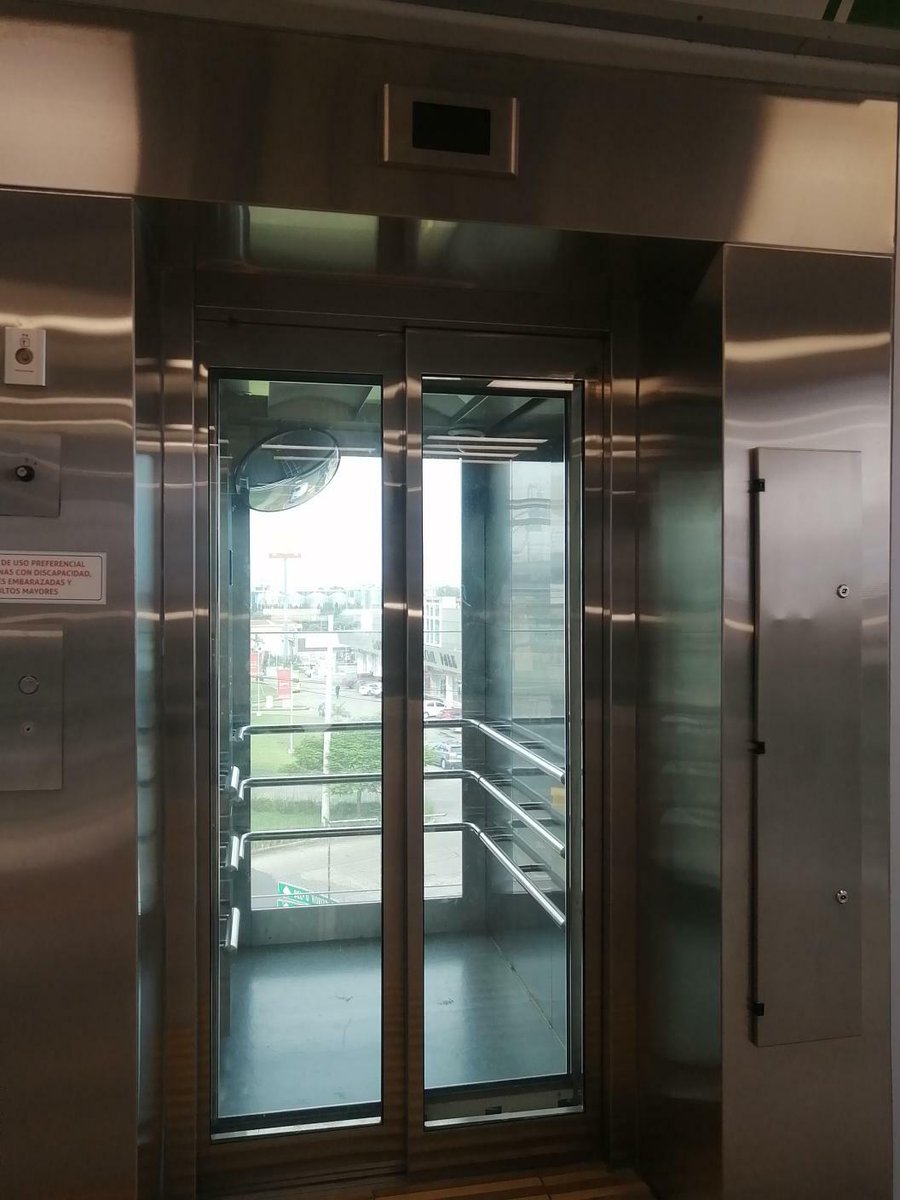 criticaenlinea's tweet photo. #WhatsAppCri ¡Atención @elmetrodepanama! Usuarios se quejan porque las escaleras eléctricas y los elevadores de la estación del Metro de Don Bosco no están funcionando en recientes días. Indican que adultos mayores y personas con movilidad reducida están pasando páramos. https://t.co/eUVSkqbN6P