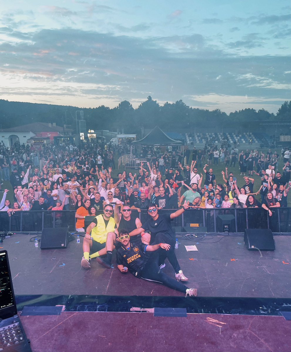 Un ano despois, estivemos de volta… Isto sí que foi VOLTA AO XOGO!!! 🕹️

Mil grazas a todas as que viñestes a Ferreira de Pantón para facernos desfrutar coma enanos enriba do escenario. Se por algo existe TIAM Gz é por vivencias así 😍

LONGA VIDA AO <a href="/TreceRoeisFest/">Trece Roeis Fest</a>!!🦊