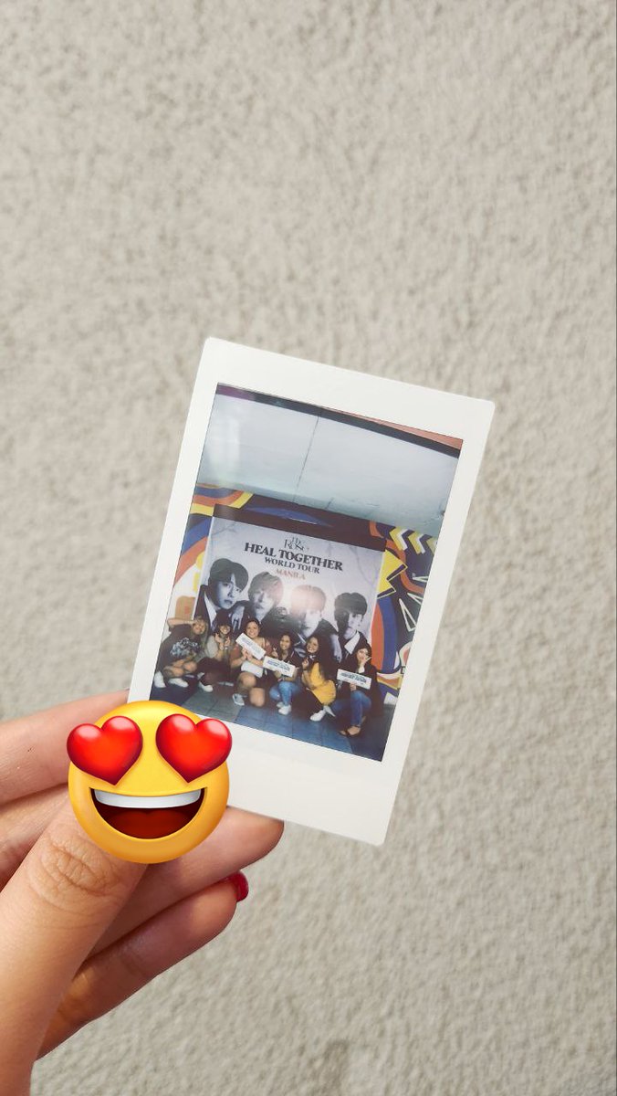 Nung Heal Tour tas photo op sesh inabot ni Maze yung black rose kay Dojoon with our picture HAHAHAHA nakita ni Dojoon tapos he smiled and nilagay sa bulsa. So kung saan mang laundry shop dinala pantalon ni Dojoon, sana di kami masyado nalunod HAHAHAHAAHAHAHAH