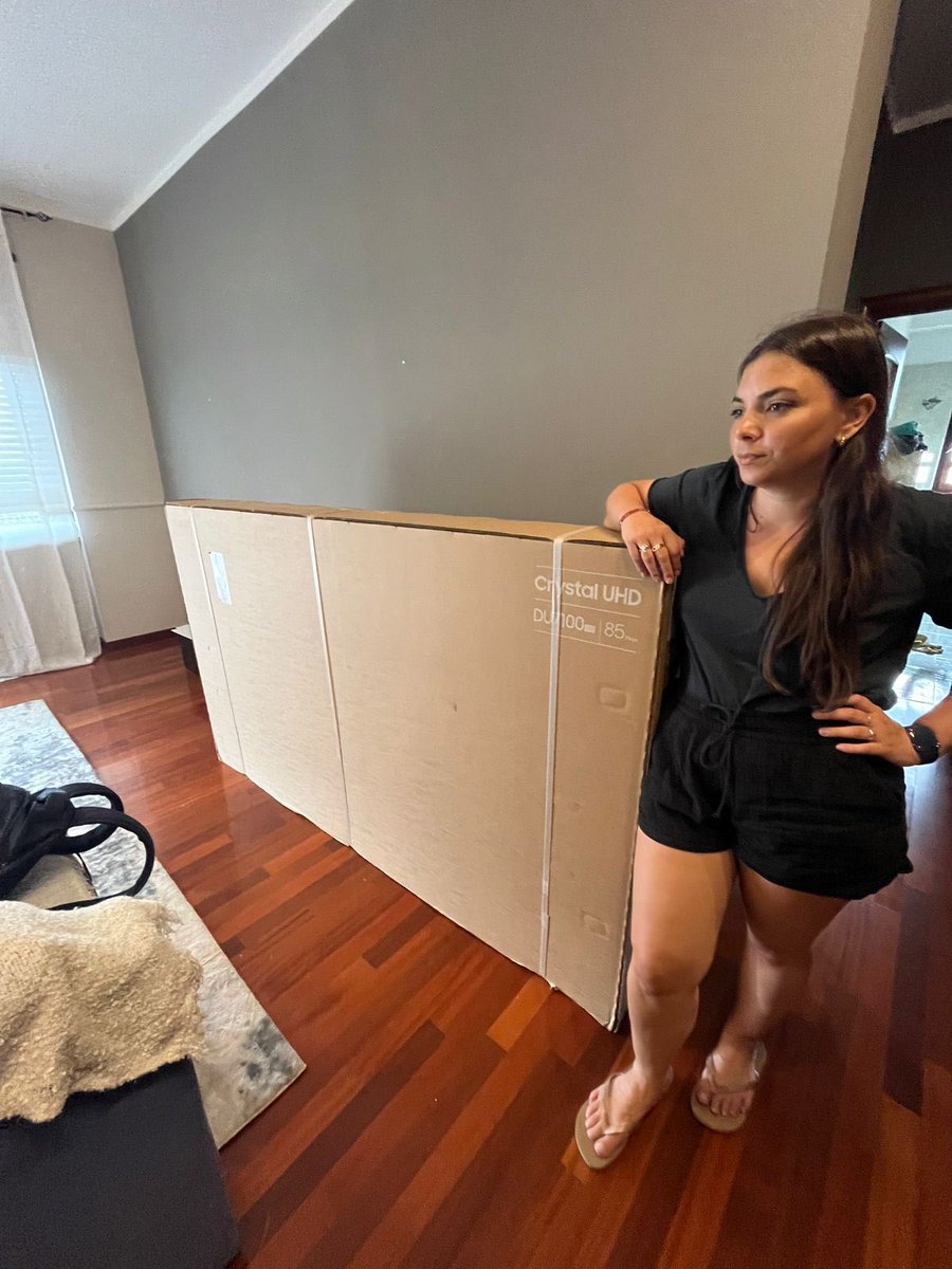 1889cintia's tweet image. Quedamos de acuerdo en que mi novio a iba al centro a comprar un tele para el living.
Volvió con un Samsung de 85 pulgadas, listo pa poner en jaque toda la decoración que venimos pensando hace 4 meses.