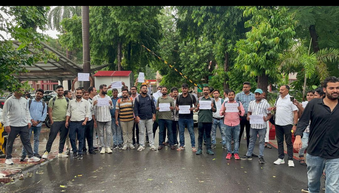 आज राजस्व परिषद लखनऊ में सैकड़ों ऐसे अभ्यर्थियों ने प्रदर्शन किया जो पिछले साल हुई लेखपाल भर्ती में असफल हो गए थे, इनकी मांग बस इतनी सी है कि आयोग प्रतीक्षा सूची के आधार पर वे सीट इन्हें दे जिन पर चयनितों ने ज्वॉइन नहीं किया है मांगे जायज़ है UPSSSC में ऐसी व्यवस्था होनी चाहिए।