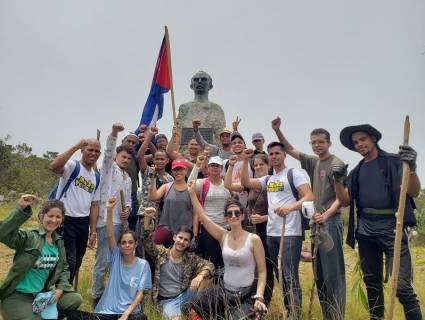 Un grupo de jóvenes del hospital Hermanos Ameijeiras realizó la tradicional escalada hasta el Pico Turquino, así como otras actividades de encuentro con la historia patria, con la premisa martiana de que «subir montañas hermana hombres».
#UJCdeCuba 
#Cuba 
<a href="/MeyvisEstevezE/">Meyvis Estevez Echevarría</a>