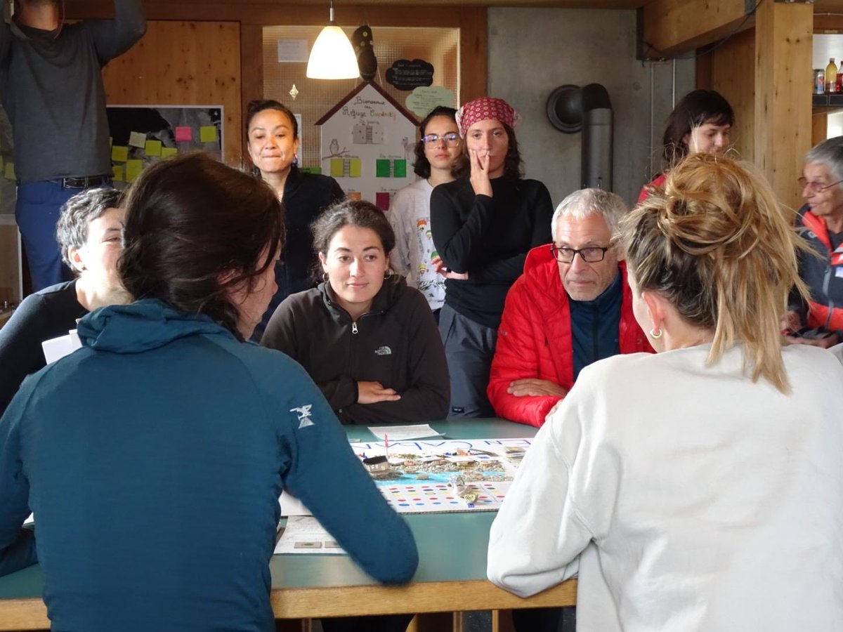 Ça valait vraiment la peine de faire 1,3km vertical 🏔️dans le Valais 🇨🇭pour ce #RefugeRemix ! Après la présentation de 5 projets🖐🏻fabuleux, nous voilà dans la descente, des étoiles plein les yeux 🤩 Quel accueil à la cabane de Saleinaz 😍