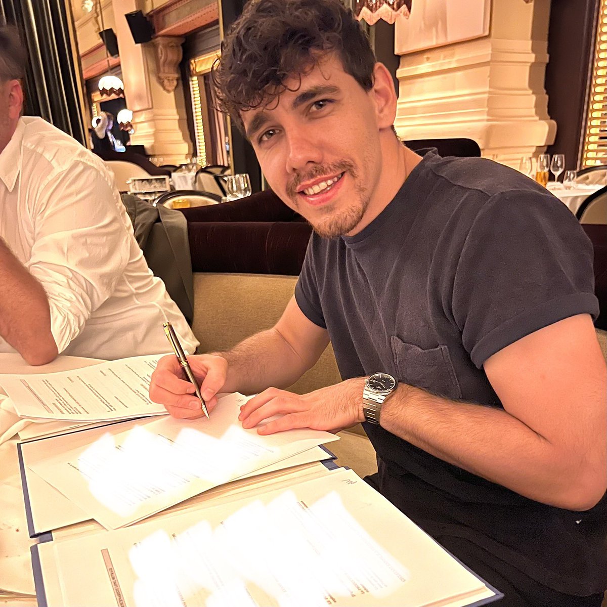 J’ai signé mon premier contrat de scénariste ! J’ai fini d’écrire mon premier long-métrage 🙏🏻