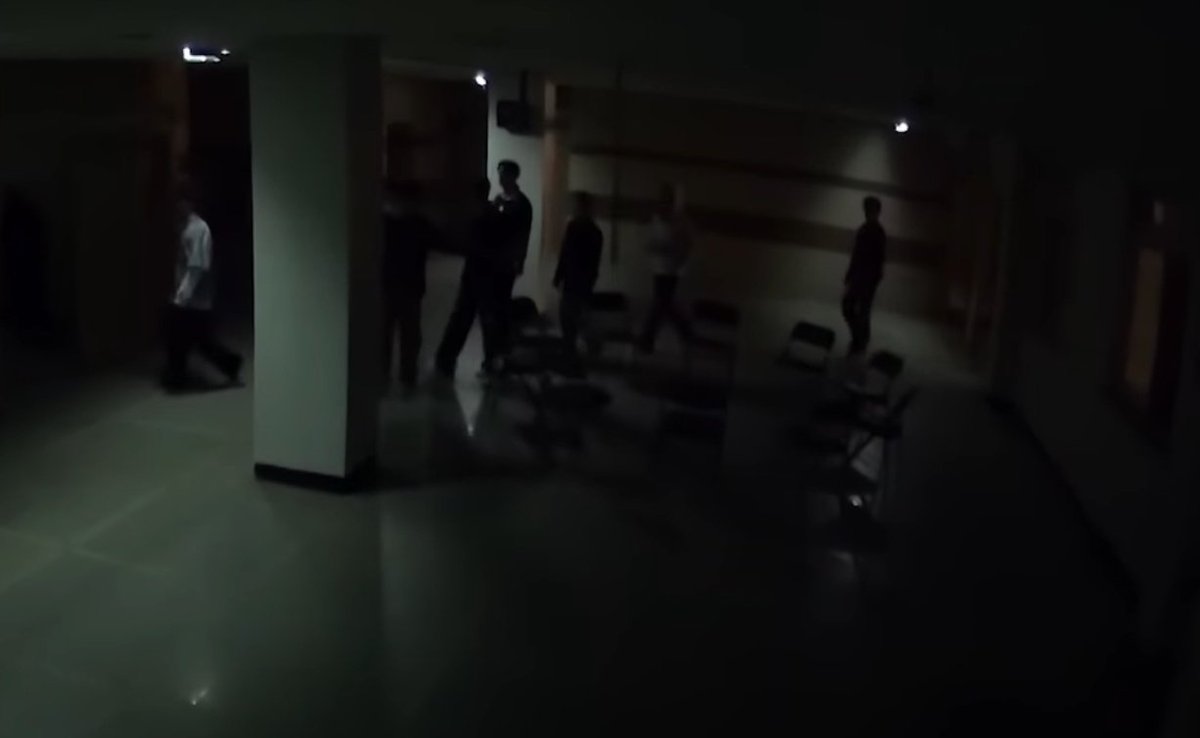 11 sila diba? bakit 10 lang ang upuan???? 🤔🤔