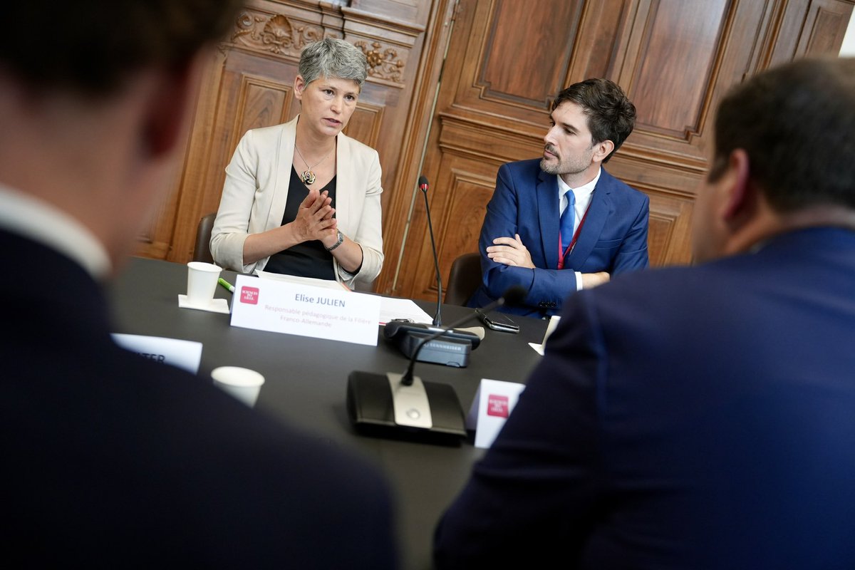 „Diese Hochschule atmet den europäischen Geist“, sagt <a href="/n_liminski/">Nathanael Liminski</a>. Der Minister hat gemeinsam mit <a href="/fdecoster/">François DECOSTER</a> die <a href="/ScPoLille/">Sciences Po Lille</a> besucht, die in Kooperation mit der <a href="/uni_muenster/">Universität Münster</a> einen deutsch-französischen Studiengang anbietet - seit bald 25 Jahren!
