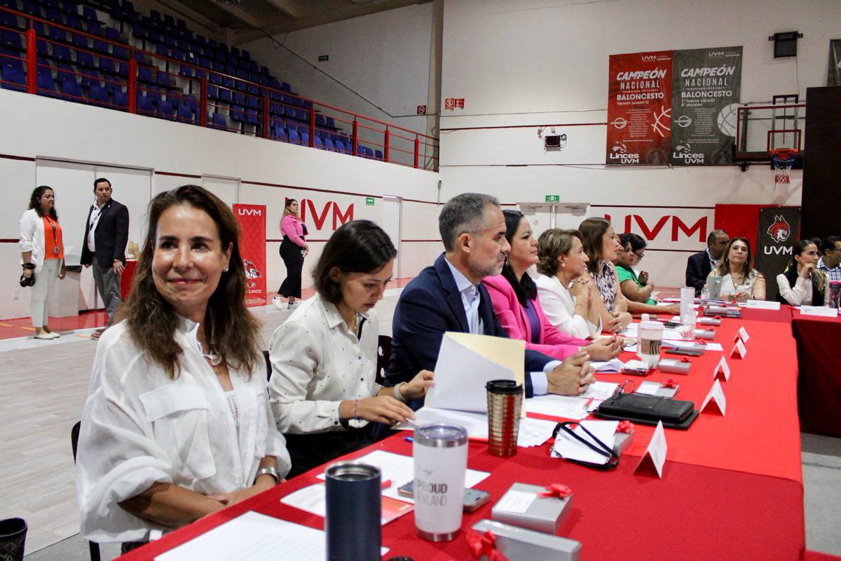 SPPCQRO's tweet photo. Seguimos trabajando con los ciudadanos para brindar las mejores herramientas a nuestros jóvenes, en materia de educación. #ConstruyendoElFuturoDeQuerétaro #Contigo https://t.co/EZVAM6sYXt