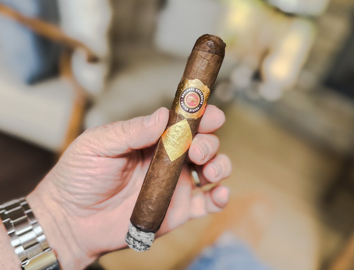 stogiedad's tweet photo. Trying out this #CavalierGeneve Regional Exclusive. Pretty unique, and that fancy #goldenash…#nowsmoking #CigarLife #BOTL https://t.co/dNTEQCMnAG