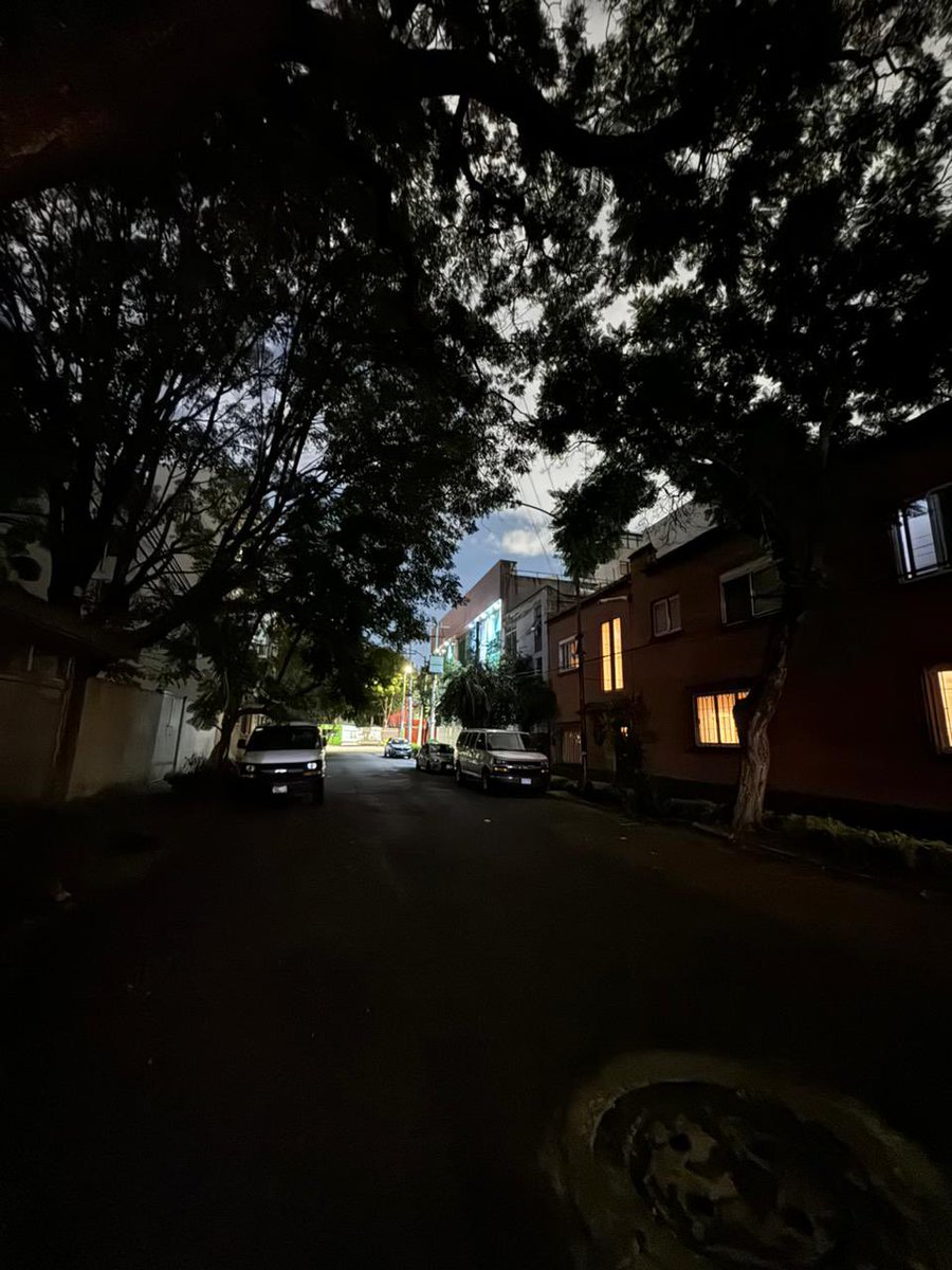 Weranetera's tweet photo. En la Col del Valle Centro, calle Roberto Gayol no hay Luz, lleva meses así y no dan una respuesta, ayuda @CFEmx @CFE_Contigo @BJAlcaldia @VecinosAlcBJ @ColDelValleBJ https://t.co/AxAwf0bLxL