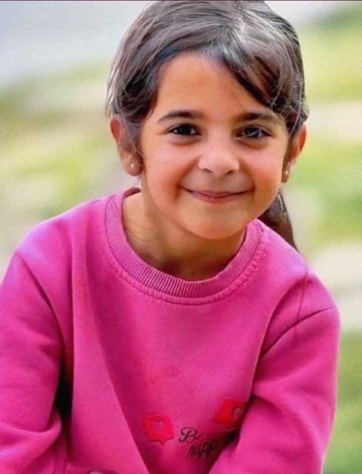 Narin Güran soruşturmasında dünden bugüne maalesef ki yeni bir gelişme yok. Ne yeni bir kanıt ne de yeni bir ize rastlanmadı. Bilinen bilgiler dışında bir zerre gelişme yok. Bugün tam 2 hafta oldu Narin kaybolalı..
Haydi hep beraber soralım: 
NARİN'e ne oldu..?