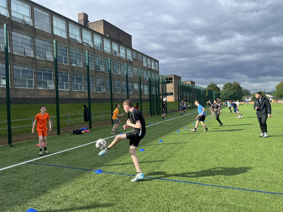 MarkKingRCF's tweet image. Great session from the team today ! High intensity and a passion to improve from everyone ⚽️💙

@KnightswoodSec 
@RFC_Charity 
@KSS_Partners 
@ASGKnightswood