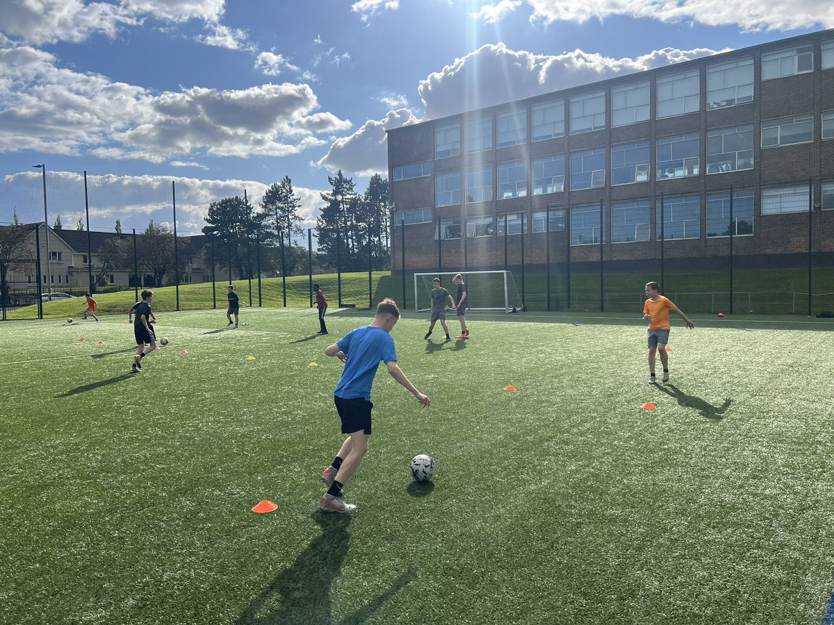 MarkKingRCF's tweet image. Great session from the team today ! High intensity and a passion to improve from everyone ⚽️💙

@KnightswoodSec 
@RFC_Charity 
@KSS_Partners 
@ASGKnightswood