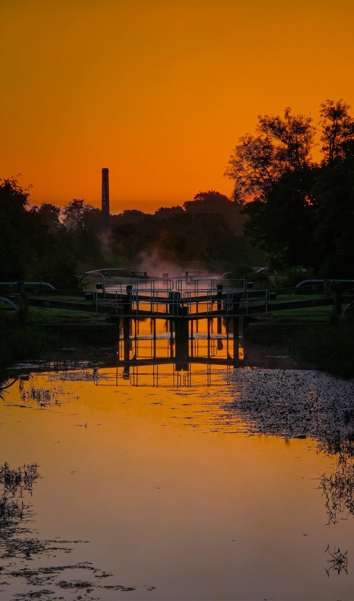 jt__photography's tweet photo. Another spectacular sunrise down the misty canal in Falkirk this morning 😍🌄
The @RosebankWhisky distillery in the distance 🥃
#sunrise #goodmorning #canalmagic #VisitFalkirk #FalkirkExplored #scottishcanals #scotland #visitscotland #jtphotography https://t.co/uhrNiSANh1