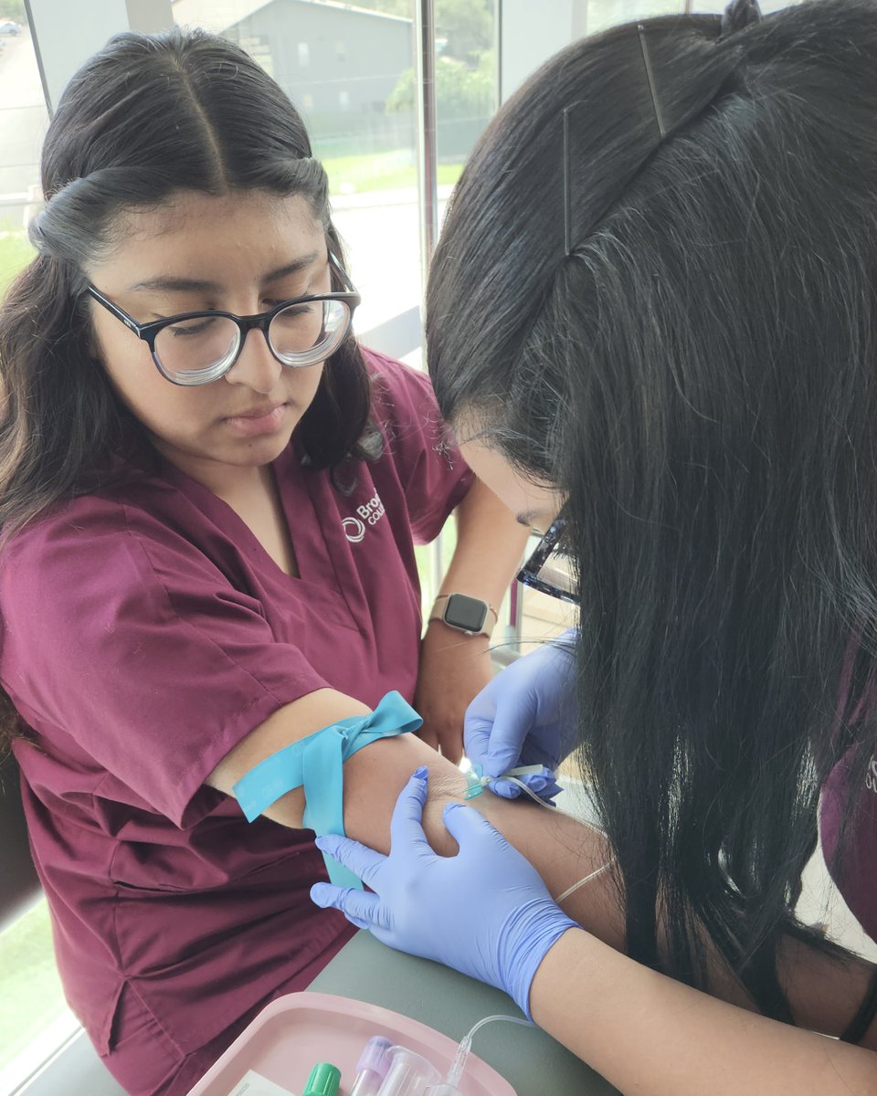 BrooklineEdu's tweet image. Tucson students in action working on their blood drawing skills! 🩸💉

#brooklinecollege #blooddraw #studentsinhealthcare
